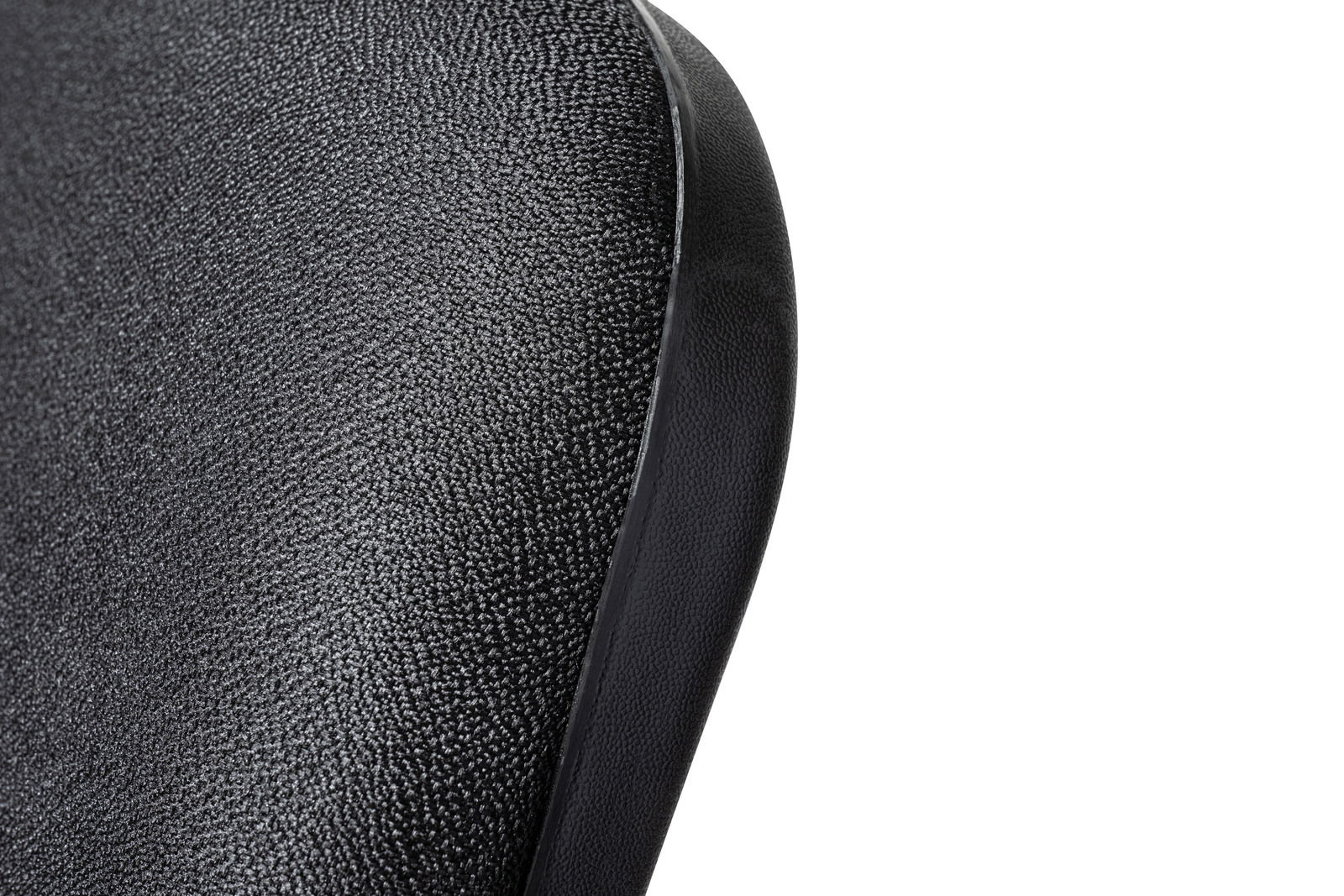 Nahaufnahme der Rückenlehne eines schwarzen Besucherstuhls mit texturierter Oberfläche, seitliche Perspektive
