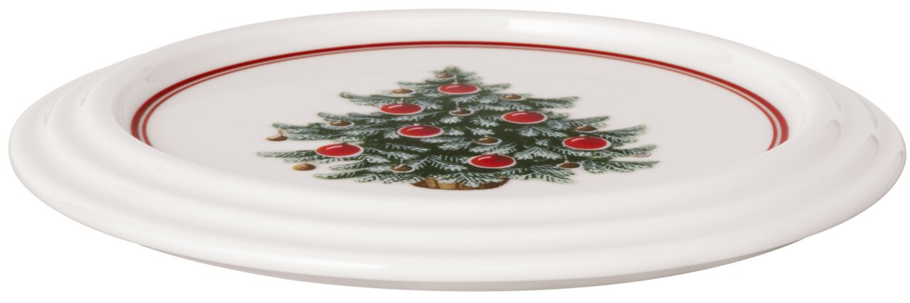 Weiße runde Platte mit einem Weihnachtsbaum-Motiv, aus seitlicher Perspektive fotografiert.