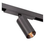 Zwarte railspot met cilindervormige spot en warme goudkleurige reflector, close-up schuin van onderen op de rail en spot tegen witte achtergrond