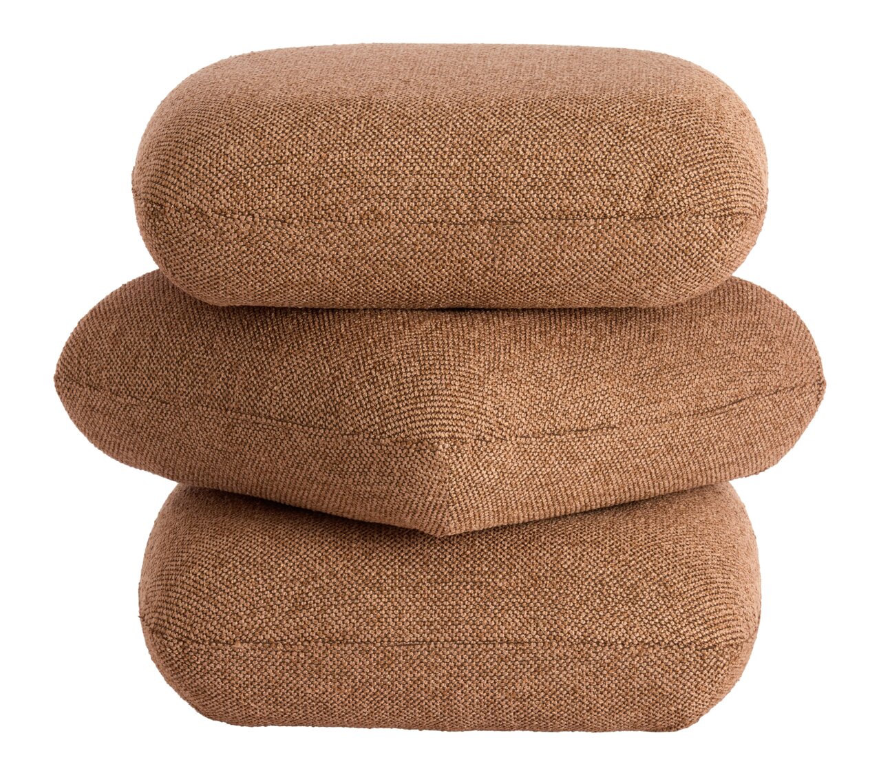 Drei gestapelte, braune Sitzpuffs aus grobem Stoff, seitliche Perspektive