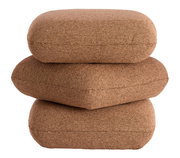 Drei gestapelte, braune Sitzpuffs aus grobem Stoff, seitliche Perspektive