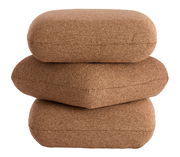 Drei gestapelte, braune Sitzpuffs aus grobem Stoff, seitliche Perspektive