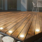 Eingelassene LED-Bodenleuchten auf einer Holzterrasse, seitliche Perspektive