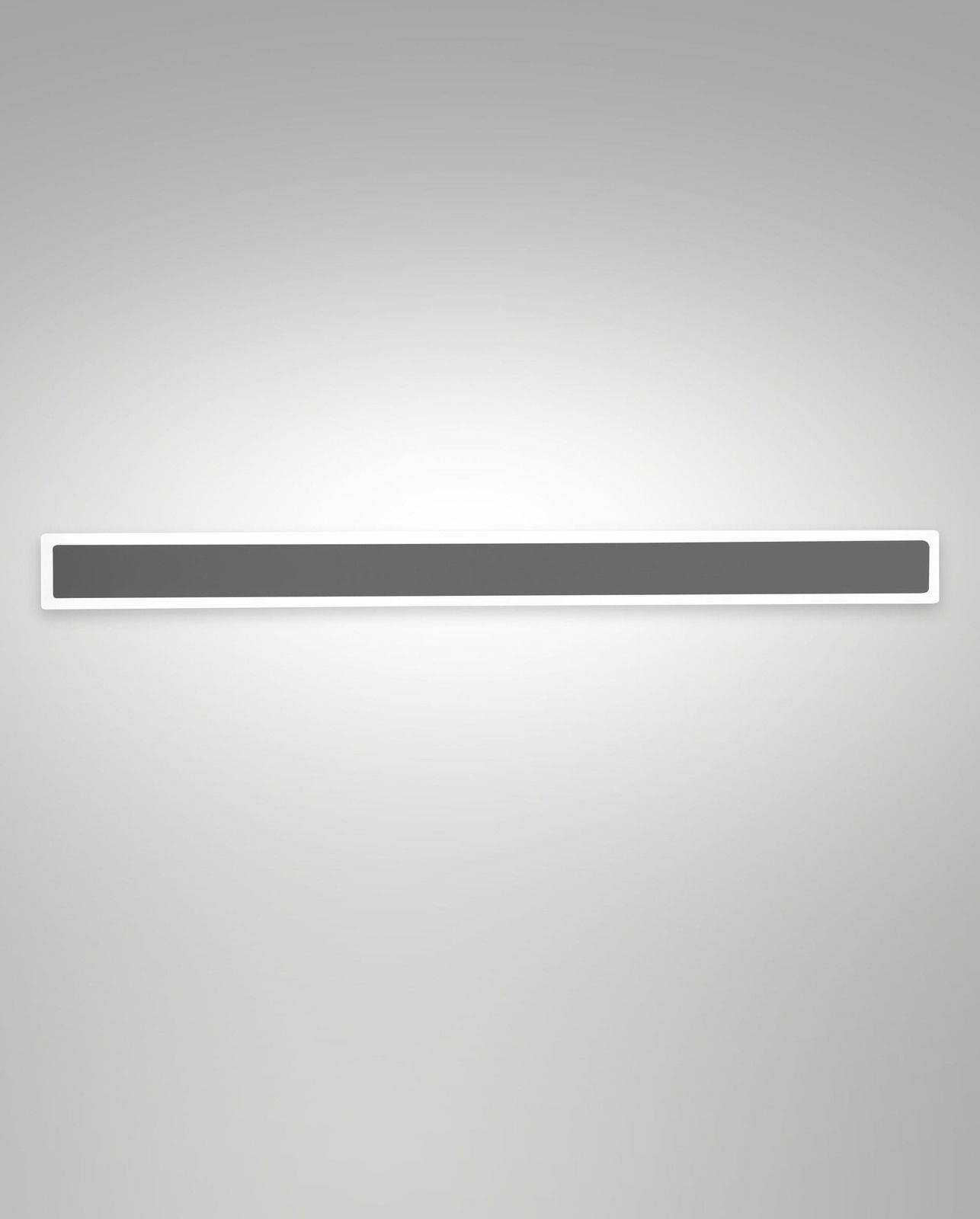 Moderne LED-Außenwandleuchte in rechteckiger Form, frontal betrachtet, mit schlankem Design und gleichmäßiger Lichtverteilung.