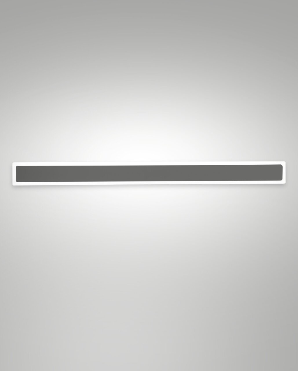 Moderne LED-Außenwandleuchte in rechteckiger Form, frontal betrachtet, mit schlankem Design und gleichmäßiger Lichtverteilung.