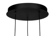 Zwarte ronde afdekking voor een hanglamp met drie kabeldoorvoeren, gezien van onderaf (onderzijde) tegen een witte achtergrond