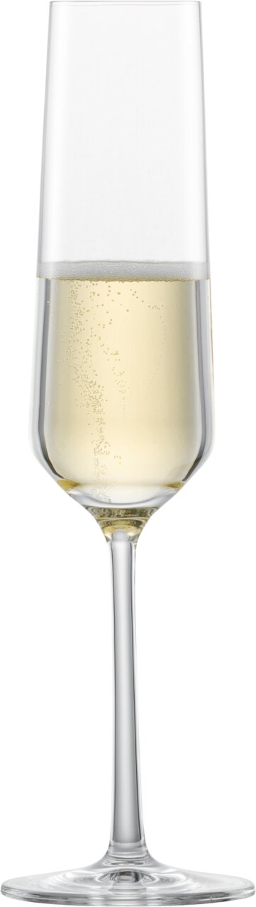Pure-champagneglas gevuld met champagne, vooraanzicht