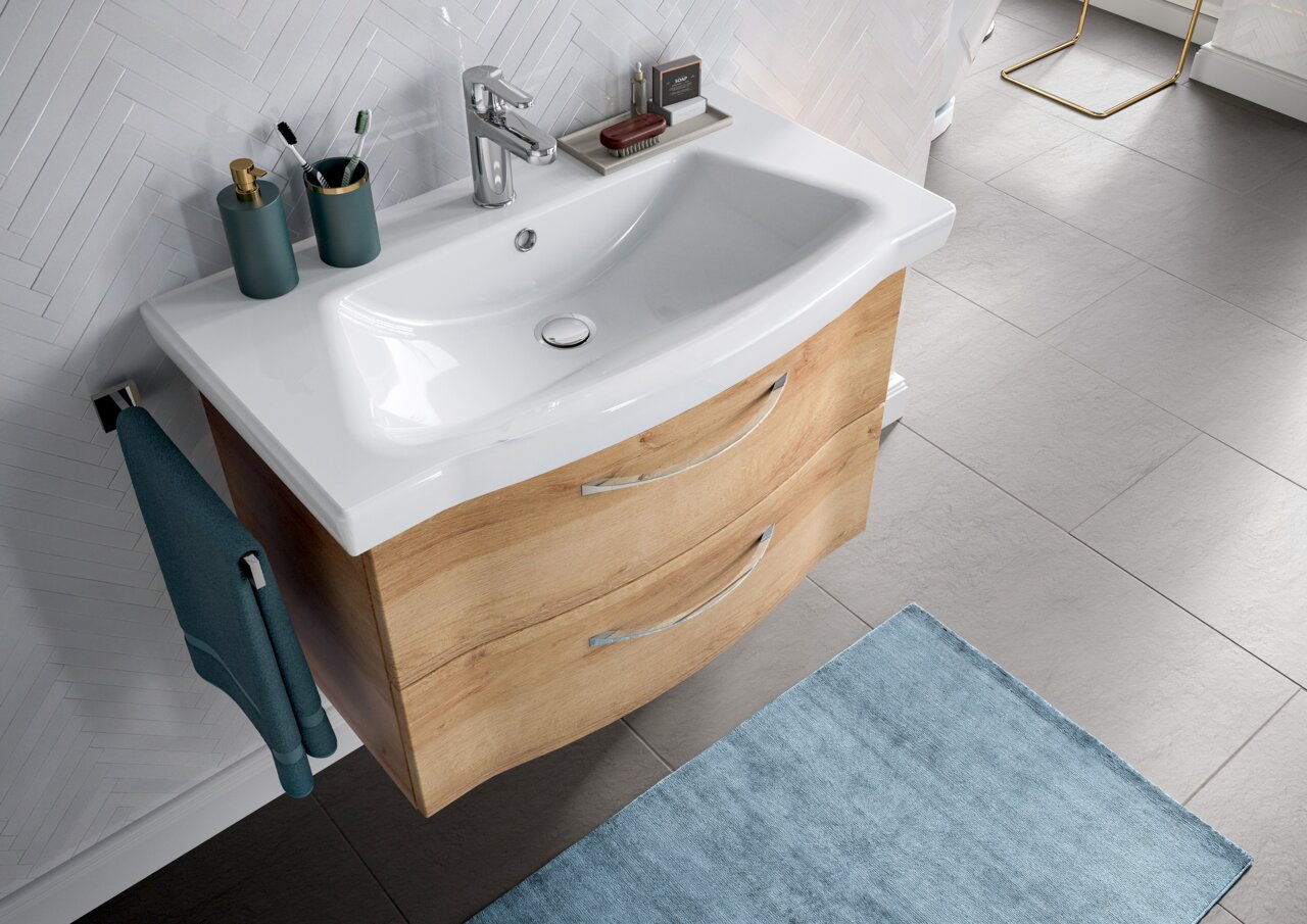 Moderne Waschtischlösung mit Holzschubladen und weißem Waschbecken, von oben fotografiert.