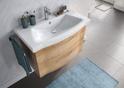 Moderne Waschtischlösung mit Holzschubladen und weißem Waschbecken, von oben fotografiert.