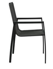 Seitliche Ansicht eines modernen Gartensessels mit schwarzem Metallrahmen und geflochtener Sitzfläche.