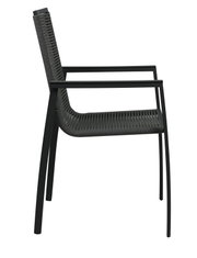 Zijaanzicht van een moderne tuinstoel met een zwart metalen frame en een gevlochten zitting.