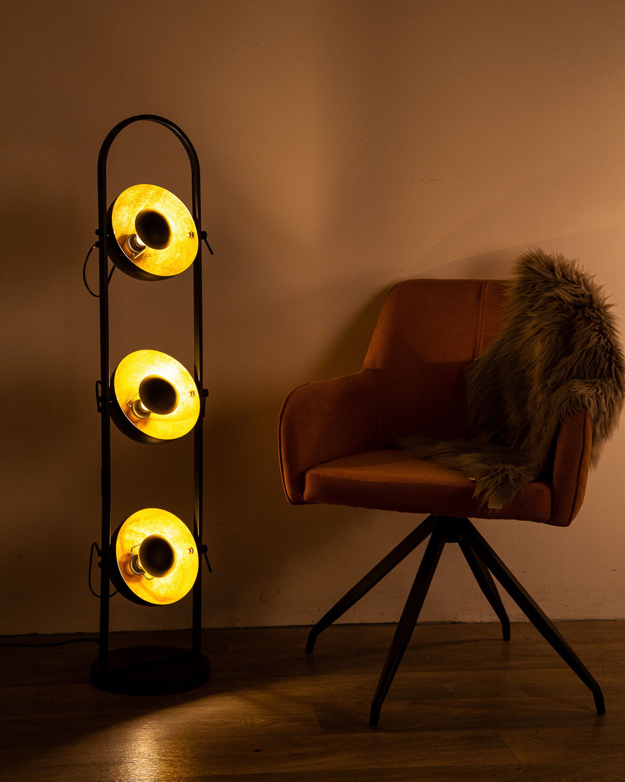 NOWA Stehleuchte OLE OLE Stehleuchte OLENOW mit drei leuchtenden Lampenschirmen in einem modernen Wohnzimmer, seitliche Perspektive.