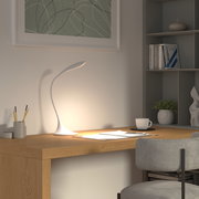 Moderne Schreibtischleuchte in elegantem Design auf einem Holzschreibtisch, seitliche Perspektive