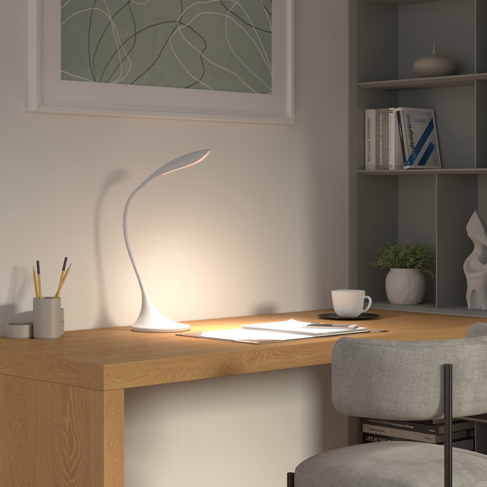 Moderne Schreibtischleuchte in elegantem Design auf einem Holzschreibtisch, seitliche Perspektive