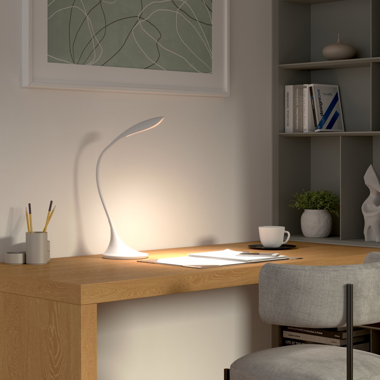 Moderne Schreibtischleuchte in elegantem Design auf einem Holzschreibtisch, seitliche Perspektive