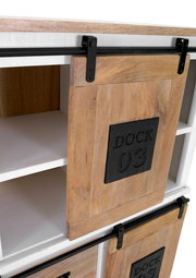 Nahaufnahme eines Highboards mit Schiebetüren aus Holz und Metallbeschlägen, Perspektive von vorne.