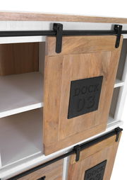 Nahaufnahme eines Highboards mit Schiebetüren aus Holz und Metallbeschlägen, Perspektive von vorne.