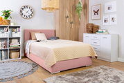 Boxbett 120 in einem gemütlichen Schlafzimmer mit rosa Polsterung, beige Steppdecke und moderner Dekoration, seitliche Perspektive