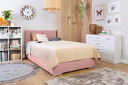 Boxbett 120 in einem gemütlichen Schlafzimmer mit rosa Polsterung, beige Steppdecke und moderner Dekoration, seitliche Perspektive