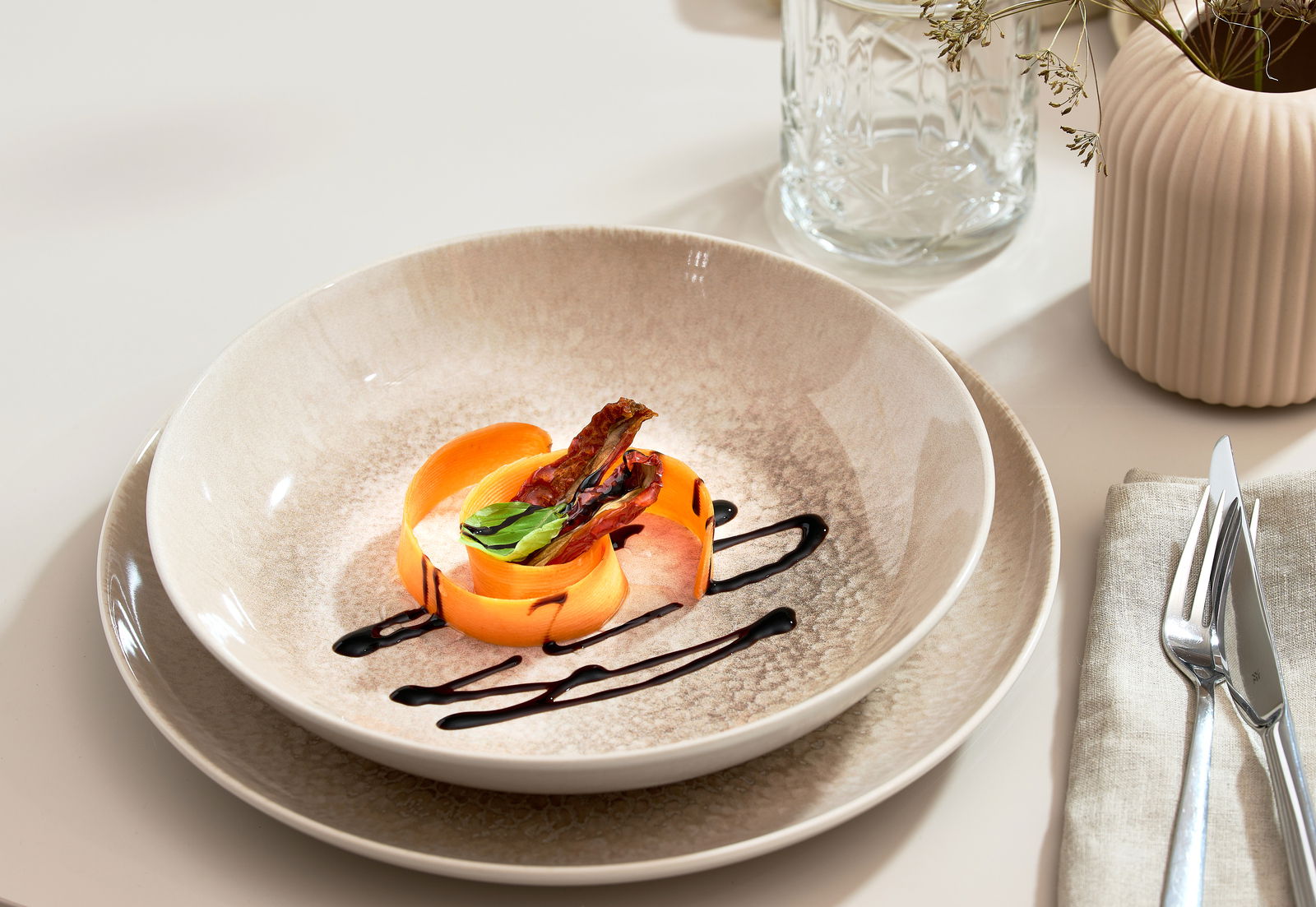 Elegantes Tellerset 18-tlg in natürlichem Beige-Ton, präsentiert mit kunstvoll angerichtetem Gericht, seitliche Perspektive.