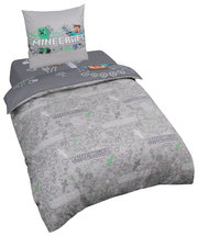 Graue Minecraft-Bettwäsche mit Allover-Print und passendem Kissenbezug, schräg von vorne in leichter Draufsicht dargestellt