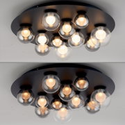 Moderne LED-Deckenleuchte mit mehreren kugelförmigen Glaskörpern, von unten betrachtet.