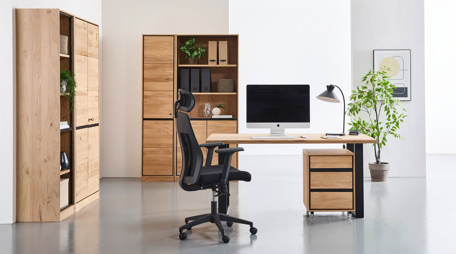 Moderner Drehstuhl in einem stilvollen Büro, seitliche Perspektive