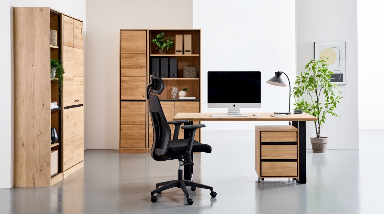 Moderner Drehstuhl in einem stilvollen Büro, seitliche Perspektive