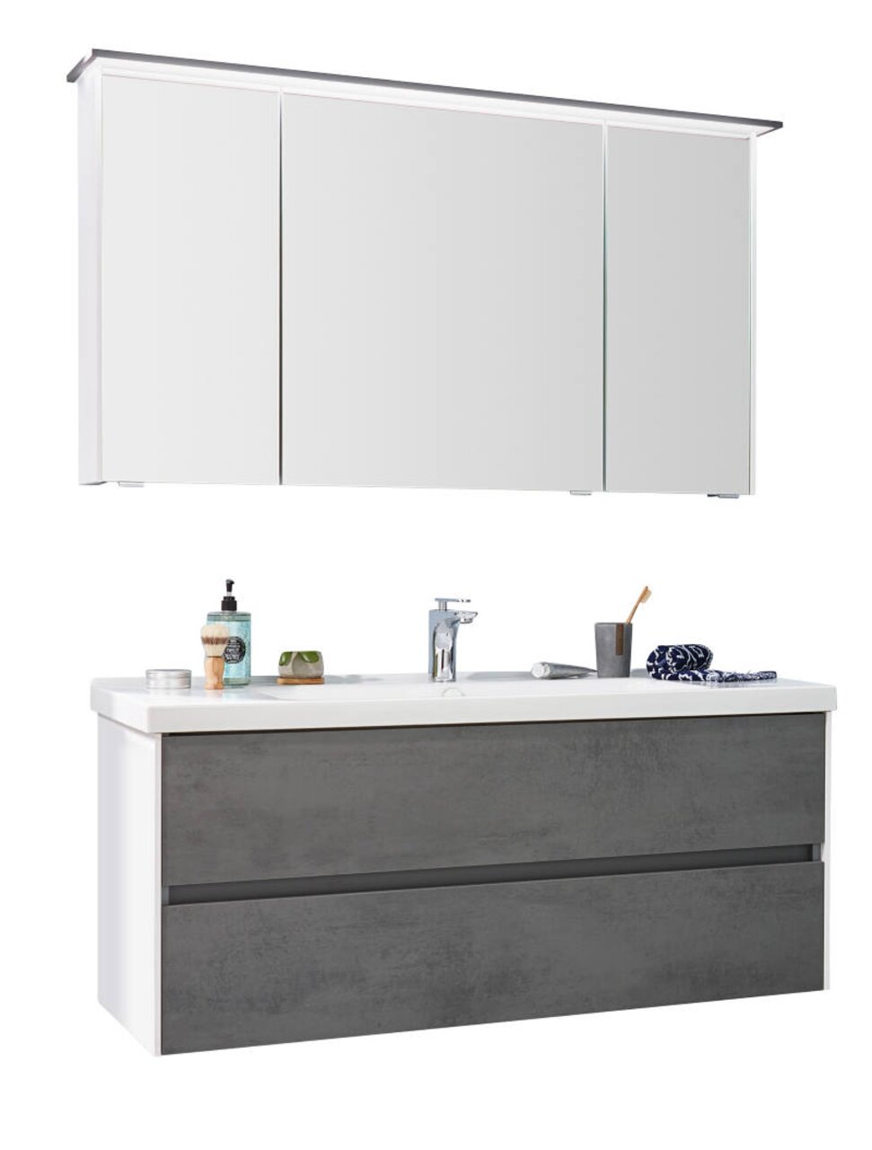 Dieter Knoll Badkombination 3-tlg. LORETO Moderne Badkombination bestehend aus einem dreiteiligen Spiegelschrank und einem Waschtisch mit zwei Schubladen in Betonoptik, frontal abgebildet.