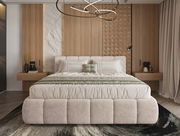 Modernes Polsterbettgestell in einem stilvollen Schlafzimmer mit Holzverkleidung und eleganter Beleuchtung, Vorderansicht.