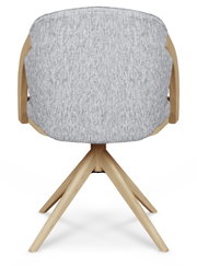 Achterkant van een fauteuil met grijze stoffen bekleding en houten frame