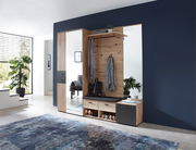 Garderoben-Set BUFFALO von Voleo in einer modernen Wohnung, Perspektive von vorne. Enthält Spiegel, Schuhschrank und Garderobenbank in Holzoptik mit dunklen Akzenten.