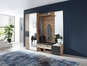 Garderoben-Set BUFFALO von Voleo in einer modernen Wohnung, Perspektive von vorne. Enthält Spiegel, Schuhschrank und Garderobenbank in Holzoptik mit dunklen Akzenten.