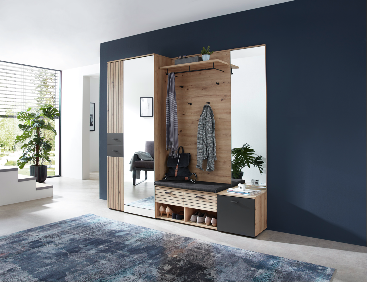 Garderoben-Set BUFFALO von Voleo in einer modernen Wohnung, Perspektive von vorne. Enthält Spiegel, Schuhschrank und Garderobenbank in Holzoptik mit dunklen Akzenten.