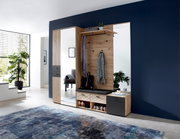 De BUFFALO-garderobeset van Voleo in een modern appartement, gezien van voren. Bestaat uit een spiegel, een schoenenkast en een garderobebank in houtlook met donkere accenten.