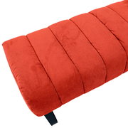 Rote 2er-Sitzbank aus Stoff mit gestepptem Design, seitliche Perspektive