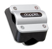 Silberne Balkonklammer mit schwarzem Logo, seitliche Perspektive