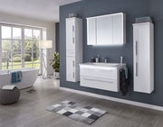 Moderne Badkombination in Weiß mit Hängeschränken und Waschbecken, seitliche Perspektive
