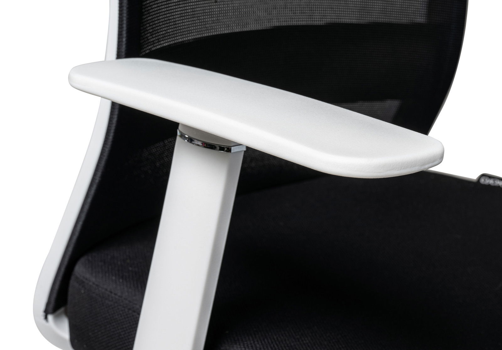 Nahaufnahme eines weißen Armlehne eines Drehstuhls mit schwarzer Netzrückenlehne, seitliche Perspektive