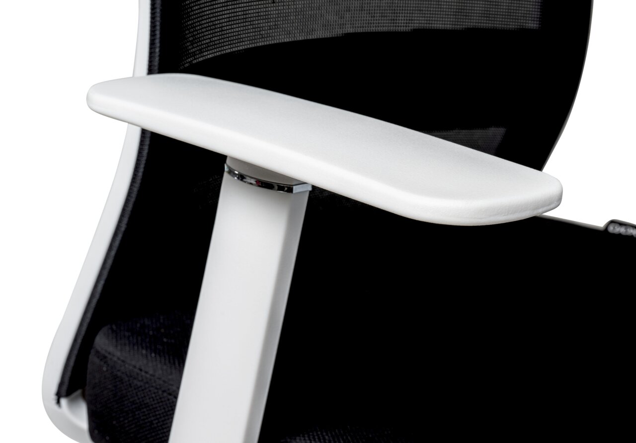 Nahaufnahme eines weißen Armlehne eines Drehstuhls mit schwarzer Netzrückenlehne, seitliche Perspektive