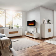 Modernes Wohnzimmer mit Elektrokamin, Sideboard und Highboard in heller Holzoptik, seitliche Perspektive