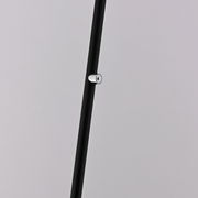 Nahaufnahme eines schwarzen Stabs mit silbernem Knopf, Teil einer Akku-Stehleuchte, seitliche Perspektive