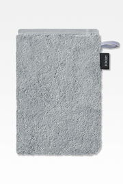 Grauer Waschhandschuh aus Frottee mit Aufhänger und Markenetikett, Vorderansicht