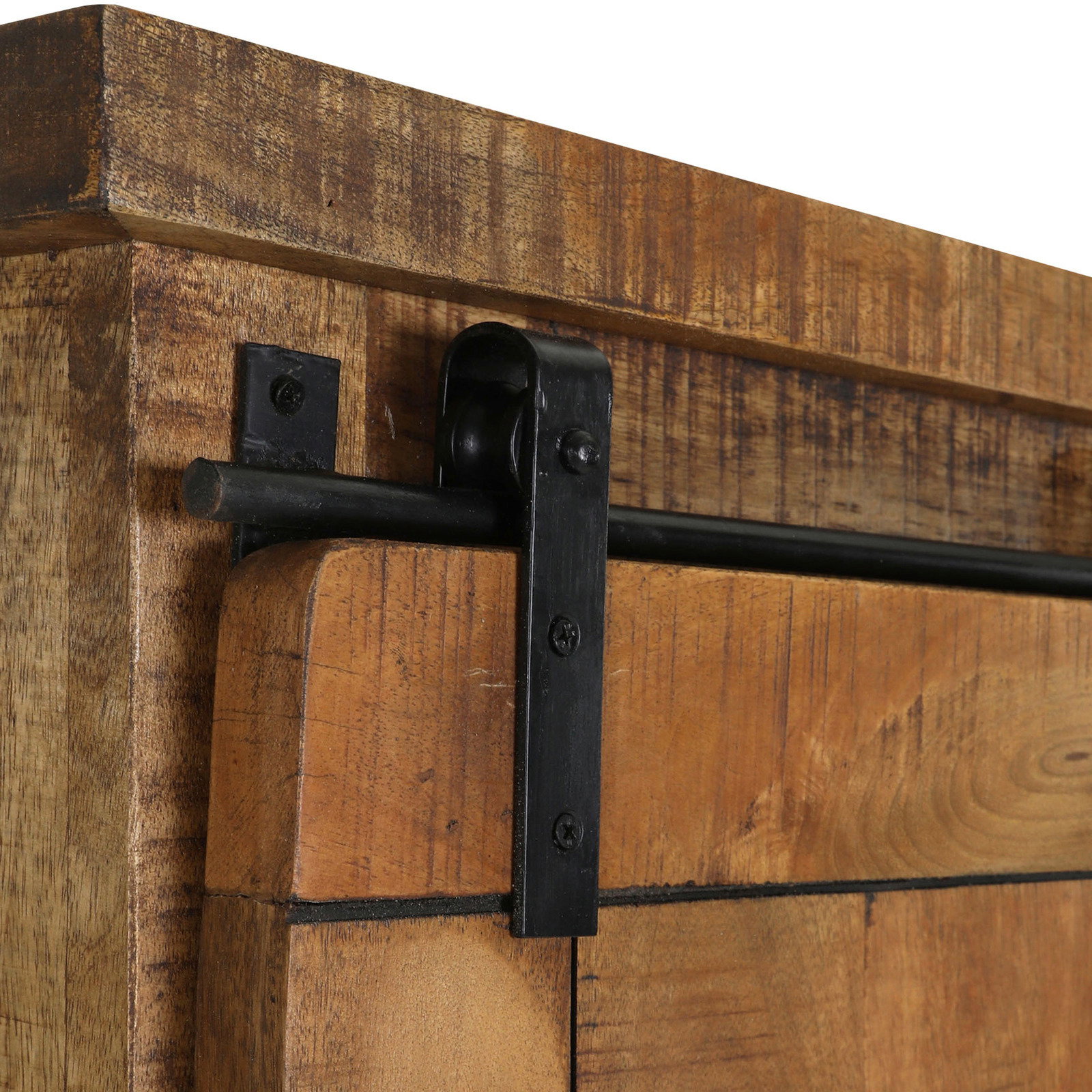 Nahaufnahme eines Schiebetürmechanismus aus schwarzem Metall an einem hölzernen Garderobenschrank, seitliche Perspektive.