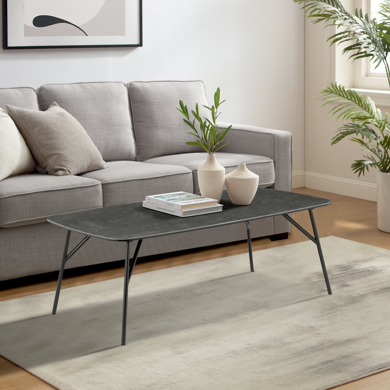 Moderner Couchtisch XORA LISA in einem stilvollen Wohnzimmer, seitliche Perspektive