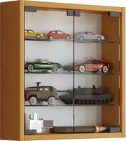 Holz-Vitrine mit zwei Glastüren und Glasböden, gefüllt mit Modellautos und -fahrzeugen; frontale Ansicht leicht von links.