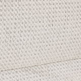 Nahaufnahme des strukturierten Stoffes eines Funktionssofas in heller Farbe.