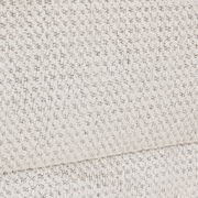 Nahaufnahme des strukturierten Stoffes eines Funktionssofas in heller Farbe.