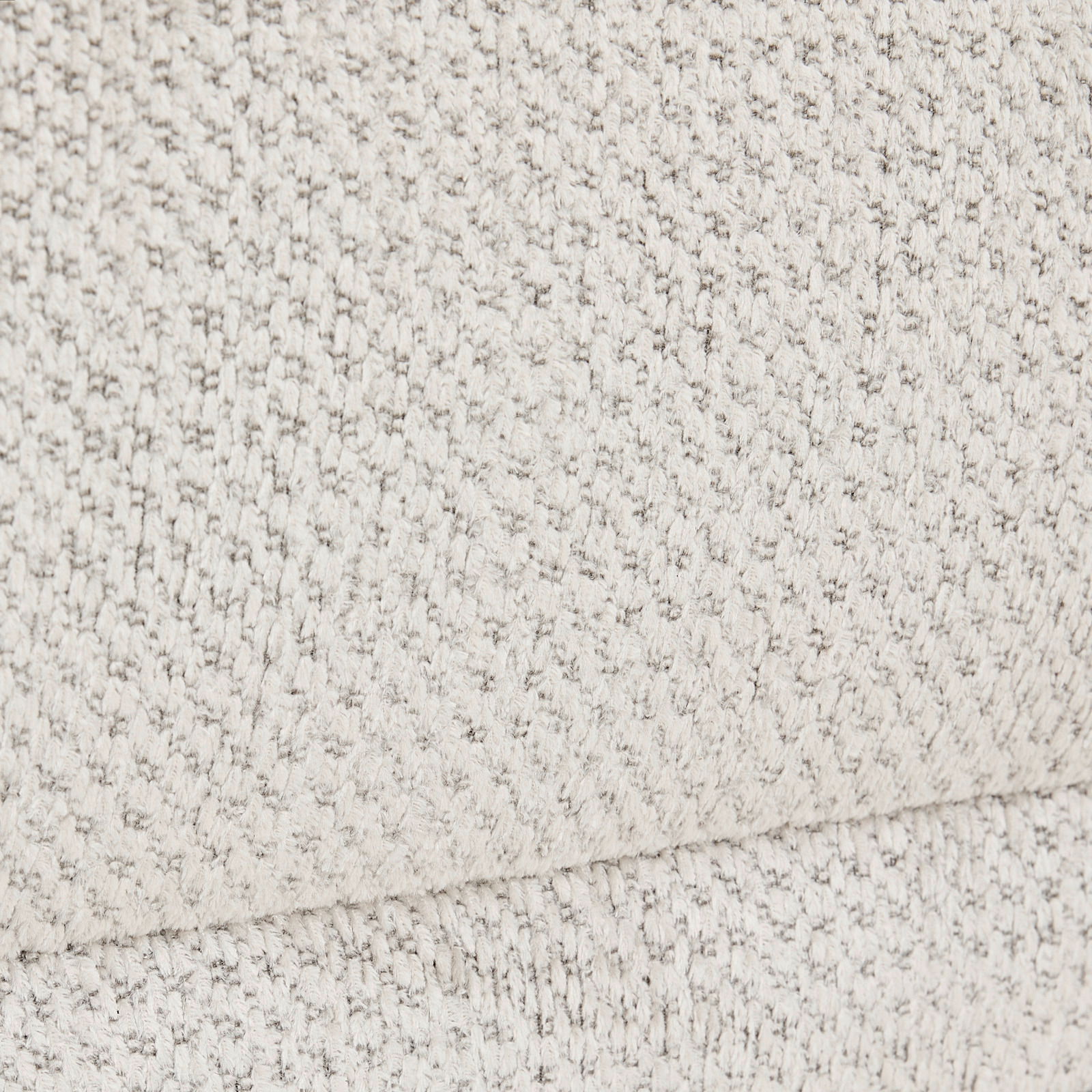 Nahaufnahme des strukturierten Stoffes eines Funktionssofas in heller Farbe.