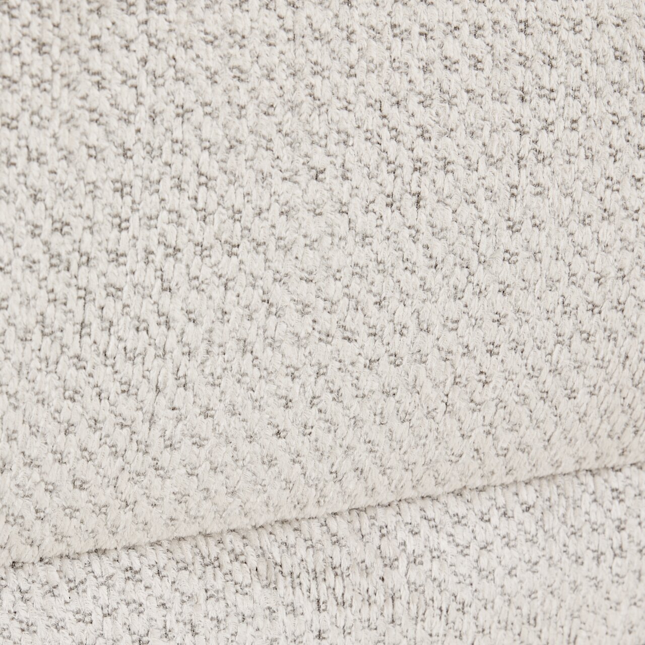 Close-up van de gestructureerde stof van een functionele bank in een lichte kleur.